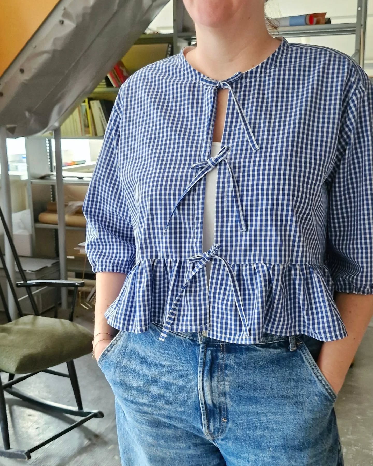 "Cette blouse est une modification d'une chemise pour homme.…