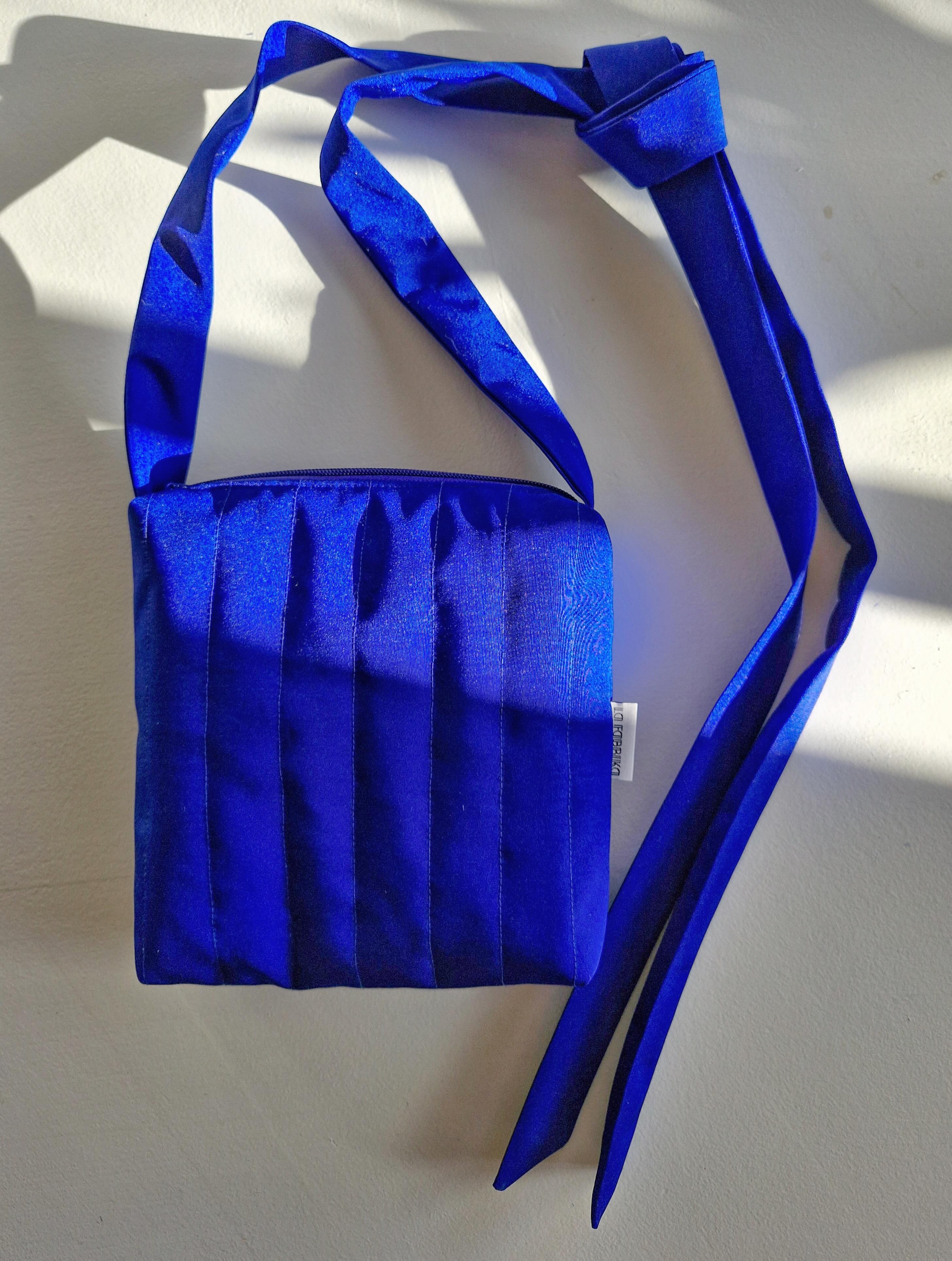 SAC LAURA 

Compact et structuré, le sac Laura séduit par so…